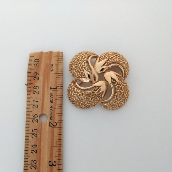 TRIFARI Textured Smooth Gold‎ Tone Small Dome Swirl Brooch Pin - Picture 6 of 7